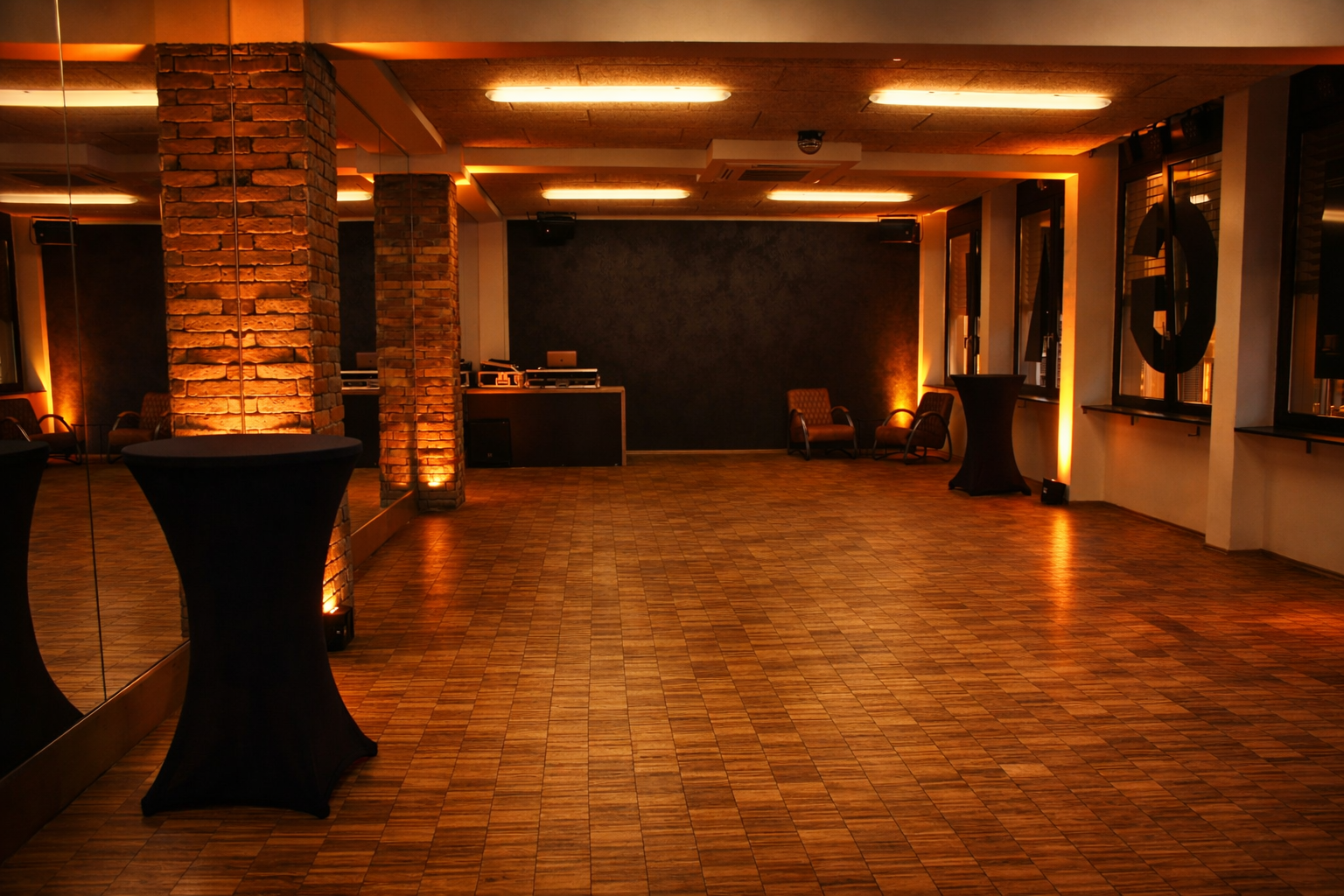 CHANGA Raum B – großzügige Fläche mit warmem Licht